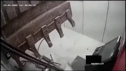 ஜெ.சி.பி. கொண்டு ஏ.டி.எம்.-ஐ தூக்கிச் சென்ற திருடர்கள்... வைரலாகும் பரபர வீடியோ...!