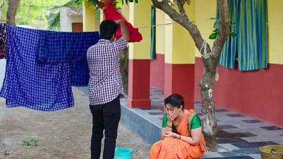 Intinti Gruhalakshmi: తులసి ఫ్యాక్టరీని సీజ్ చేసిన అధికారులు.. భర్త, కొడుకుల మధ్య నలిగిపోతున్న గృహలక్ష్మి!