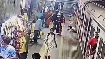 Video: അത്ഭുതകരമായ രക്ഷപ്പെടല്; ട്രെയിനില്നിന്ന് ചാടിയ യുവതിയെ തല്ക്ഷണം രക്ഷപ്പെടുത്തി ഗാര്ഡ്!