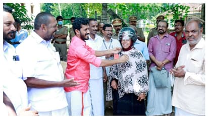 ഹെല്‍മെറ്റ് ഇല്ലാതെ എത്തിയ യുവാക്കൾക്ക് എംവിഡിയുടെ കിടിലൻ സമ്മാനം! 