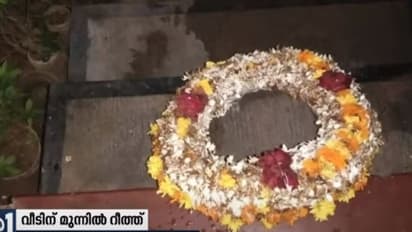 പുന്നോൽ ഹരിദാസ് വധക്കേസ് പ്രതിയായ ബിജെപി പ്രവര്ത്തകൻ്റെ വീട്ടിൽ റീത്തും ചന്ദനത്തിരികളും