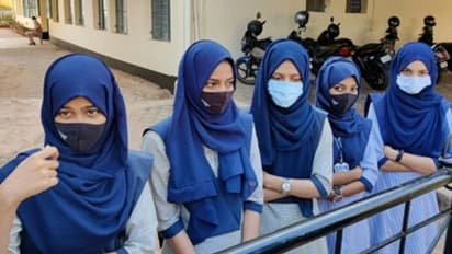 ಹಿಬಾಬ್ ವಿವಾದ: ಮಂಗಳೂರು ವಿವಿ ಕಾಲೇಜು 'ಬಾಹ್ಯ ಶಕ್ತಿಗಳು' ಅಂದಿದ್ದು ಯಾರಿಗೆ?