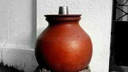 Vastu tips: ಮಣ್ಣಿನ ಮಡಿಕೆಯನ್ನು ಈ ದಿಕ್ಕಿನಲ್ಲಿಟ್ಟರೆ… ಸಂಪತ್ತು ವೃದ್ಧಿ