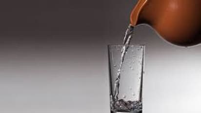 সকালে ব্রাশ করার আগে জল খাওয়া কি উপকারী? জেনে নিন কেন খালি পেটে জল পান করবেন