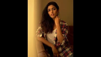 Eesha Rebba : షర్ట్ బటన్స్ తీసేసి పిచ్చెక్కిస్తున్న ఈషారెబ్బా.. పరువాల విందులో ఈ తెలుగు హీరోయిన్‌ది వేరే లెవల్