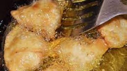 அதிர்ச்சி.. கழிவறையில் சமைக்கப்பட்ட சமோசா.. 2 ஆண்டுகளுக்கு முன்பு வாங்கப்பட்ட இறைச்சி.. மூடப்பட்ட உணவகம்..