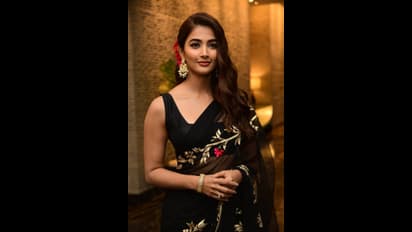 Beast Pooja Hedge pics : மேடையில் பூஜா ஹெக்டேவை மகன் முன் கட்டியணைந்த சிரஞ்சீவி..