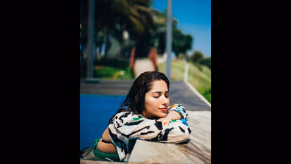 స్విమ్మింగ్‌ పూల్‌లో తడిసిన పరువాలతో రెచ్చిపోయిన రుహానీ శర్మ.. బ్రా ఉన్నా లేనట్టే 