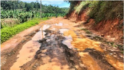 സ്കൂളിലേക്കുള്ള റോഡ് തോടാണെന്ന് തെറ്റിദ്ധരിച്ചാല് ആശ്ചര്യപ്പെടാനില്ല; 35 ലക്ഷം ചിലവാക്കിയിട്ടും ചെളിക്കുളം
