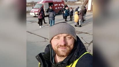 मारियुपोल का लाल वैन वाला मसीहा, भयंकर रास्तों पर चलते हुए बचा चुका है 200 लोगों की जान, सुनिए दर्दभरी दास्तां