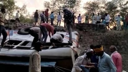 ललितपुर: तेज रफ्तार गाड़ी चलाना पड़ा भारी, बाइक सवारों को बचाने के चक्कर में बस का ऐक्सिडेंट, चार की मौत