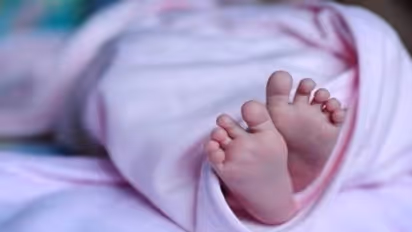 പ്രസവം കഴിഞ്ഞയുടന്‍ യുവതി മരിച്ചു, പിന്നാലെ കുഞ്ഞിനെ വിറ്റു; സംഭവം പുറത്തറിഞ്ഞത് തിരികെ കൊടുക്കാന്‍ വന്നപ്പോൾ