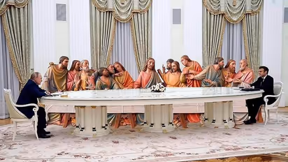 Putin's 20 feet table: അകലം വിടാതെ പുടിന്; ട്രോളില് നിറഞ്ഞ് ആ '20 അടി മേശ'