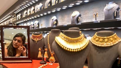 Gold Rate Today: ചങ്കിടിപ്പോടെ സ്വർണാഭരണ പ്രേമികൾ, ചരിത്രത്തിലെ ഏറ്റവും വലിയ വിലയിൽ തുടർന്ന് സ്വർണം