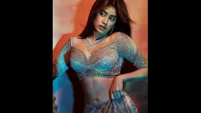  అద్దంలో అందాలన్నీ చూపిస్తూ ... మత్తెక్కించే కళ్ళతో హీరోయిన్ జాన్వీ కపూర్ విరహ వేదన..!