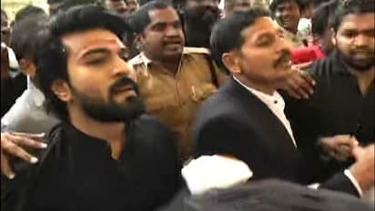 Acharya Promotions: ఇంద్రకీలాద్రిపై రామ్ చరణ్, రచ్చరచ్చ చేసిన ఫ్యాన్స్