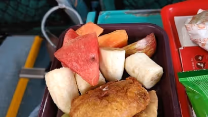 Iftar Meals : കരുതലിന്റെ രുചി; നോമ്പ് തുറക്കാന് ട്രെയിന് യാത്രികന് സ്നാക്സുമായി പാന്ട്രി ജീവനക്കാര്