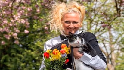 अजब-गजब: इस महिला को कोई और नहीं मिला तो पालतू बिल्ली 'इंडिया' से रचा ली शादी, वजह जान चौंक जाएंगे आप 