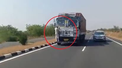 டோல்கேட்ல காசு கேட்பியா? ஊழியரை 10 கி.மீ. தூரத்துக்குத் தொங்கவிட்ட லாரி ஓட்டுநர்!!