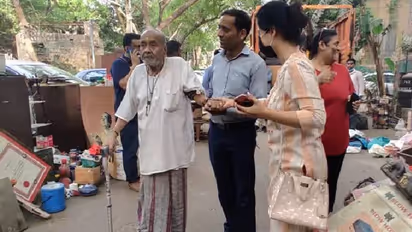 കലാകാരന്മാർക്ക് നൽകിയ വീടുകളിൽ നിന്നും കുടിയൊഴിപ്പിച്ചവരിൽ പത്മശ്രീ ജേതാവും, പ്രതിഷേധിച്ച് മകൾ