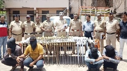 क्या महाराष्ट्र में दंगा फैलाने की साजिश, पुलिस ने पकड़ा हथियारों का जखीरा, तलवार और खंजर से भरी थी कार