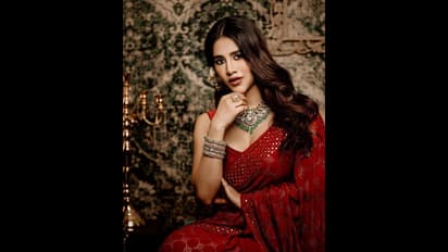 Nabha Natesh: జబ్బల జాకెట్ చూస్తే మనసుకు మబ్బులు కమ్మాల్సిందే... చీర కట్టులో చిలిపిగా కవ్విస్తున్న నభా నటేష్!