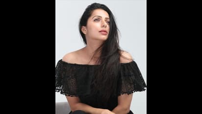 స్టన్నింగ్.. పొట్టి నిక్కర్ లో భూమిక గ్లామర్ మెరుపులు, స్కిన్ షోకి కుర్రాళ్ల ఫ్యూజులు అవుట్ 