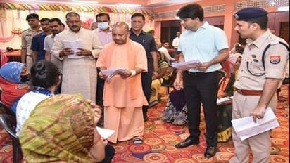 जनता दर्शन में भीड़ देखकर भड़के सीएम योगी आदित्यनाथ, अधिकारियों से पूछ लिया ये सवाल