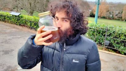 ആരോഗ്യത്തിന്റെയും സൗന്ദര്യത്തിന്റെയും രഹസ്യം സ്വന്തം മൂത്രം കുടിക്കുന്നത്, യുവാവിന്റെ വിചിത്രവാദം