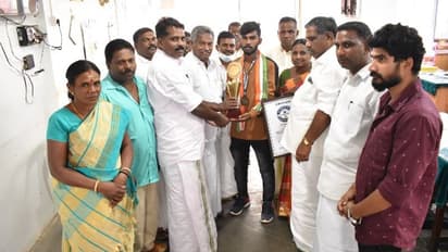 അഞ്ച് കിലോ ഭാരം ചുമന്ന് 50 മിനിറ്റുകൊണ്ട് 12 കിലോമീറ്റർ ഓടി, ബുക്ക് ഓഫ് റെക്കോഡ്സിൽ ഇടം നേടി അജയ്