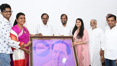 ఏపీ వస్తే రోడ్లు చూపిస్తా.. కేటీఆర్పై గరం, ఆపై కేసీఆర్తో భేటీ : హాట్ టాపిక్గా రోజా వైఖరి