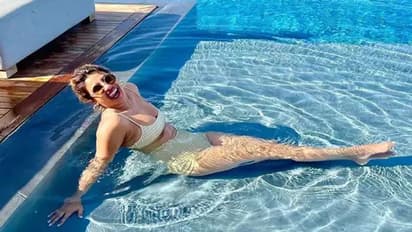 प्रियंका चोपड़ा ने बिकिनी में पूल के अंदर लगाई आग, तस्वीरें देख निक जोनस के छूटे पसीने