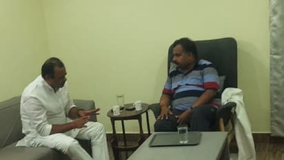 మాణిక్కం ఠాగూర్తో ఎంపీ కోమటిరెడ్డి వెంకట్ రెడ్డి భేటీ: పార్టీలో సమస్యలు లేవన్న ఠాగూర్