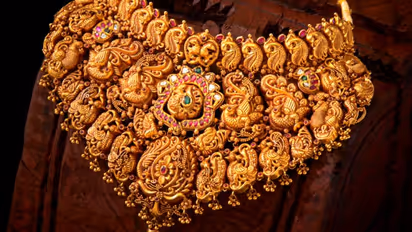 Gold Rate Today : രണ്ട് ദിവസത്തെ കുതിപ്പ് അവസാനിച്ചു, സ്വർണവില ഇടിഞ്ഞു; വിപണി നിരക്കറിയാം 