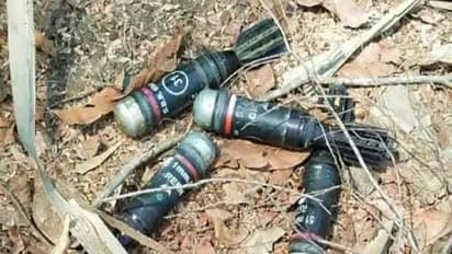 दंतेवाड़ा में खिलौना समझ बम से खेल रहे थे बच्चे, गेंद की तरह हवा में उछाल रहे थे, ग्रामीण पहुंचे तो होश उड़े