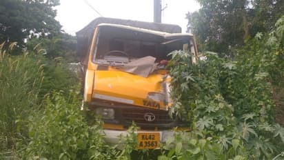 നിയന്ത്രണം വിട്ട ലോറി പോസ്റ്റിലിടിച്ച് ഇടിച്ച് 2 പേർക്ക് പരിക്ക്, അപകടത്തിൽ നിലംപൊത്തിയത് 8 വൈദ്യുത പോസ്റ്റുകൾ