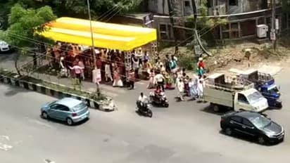 রোদের সঙ্গে পাল্লা দিতে বিয়ের অনুষ্ঠানে অভিনব চলন্ত প্যান্ডেল, দেখুন ভিডিও ভাইরাল