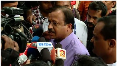 പിസിയെ കാണാൻ അനുമതിയില്ല, തടഞ്ഞ് പൊലീസ്, രോഷാകുലനായി വി മുരളീധരൻ, എആർ ക്യാമ്പിന് മുന്നില് നാടകീയ രംഗങ്ങള്