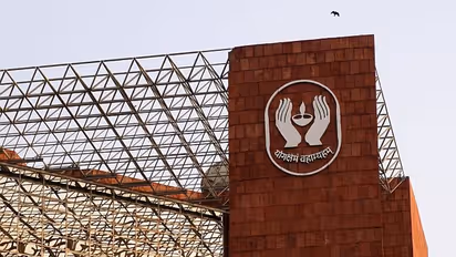 lic Share : முதலுக்கே மோசம் வந்திருமா? வரலாற்று சரிவில் LIC சந்தை மதிப்பு : கண்ணீரில் முதலீட்டாளர்கள்