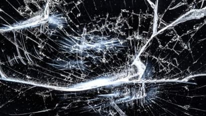 Vastu Tips: ভাঙা আয়না ভুলেও ঘরে রাখবেন না, জ্যোতিষমতে কী কী ক্ষতি হতে পারে জানুন