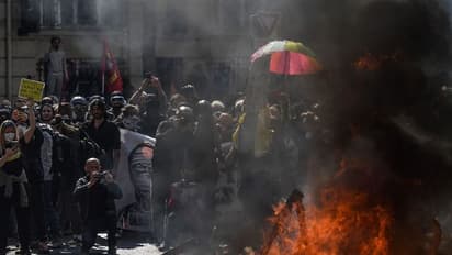 मजदूर दिवस पर फ्रांस में राष्ट्रपति इमैनुएल मैक्रां के खिलाफ सड़कों पर उतरे लोग, कई जगह तोड़फोड़