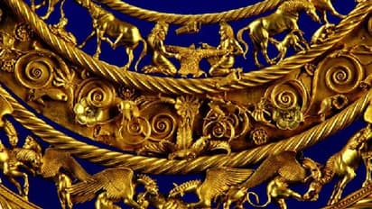 യുക്രൈനിലെ മ്യൂസിയം കൊള്ളയടിച്ചു, റഷ്യൻ സൈനികർ 2,300 വർഷം പഴക്കമുള്ള സ്വർണം കടത്തിയെന്ന്