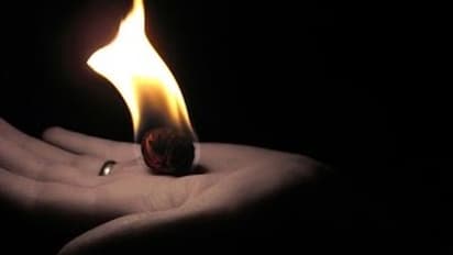 நீ கற்புக் கரசியா டீ.. மனைவியின் கையில் கற்பூரம் ஏற்றி கணவன் சைகோத் தனம். வலை வீசு தேடும் போலீஸ்.