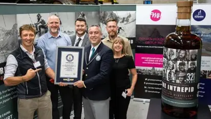 ஏலத்திற்கு வரும் 5.11 அடி உயர உலகின் பெரிய விஸ்கி பாட்டில்... விலை எவ்வளவு தெரியுமா?