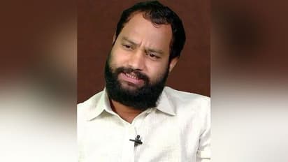 மின்சாரம் தாக்கியதால் 4-வது மாடியில் இருந்து தூக்கி வீசப்பட்டதில் இளம் இயக்குனர் பரிதாப பலி