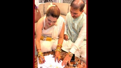 আইনত বিয়ে হল অরুণ লাল-বুলবুল সাহার, ধরা দিলেন ঘনিষ্ঠ মুহূর্তে, দেখুন রেজিস্ট্রি ম্যারেজের অ্যালবাম