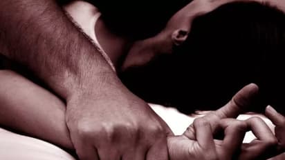 நள்ளிரவில் கதவைத் தட்டி.. தனிமையில் இருந்த பெண்ணை நண்பர்கள் முன்னிலையில் கதற கதற கற்பழித்த கொடூரன்.