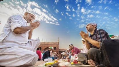 Ramadan 2022 :ரமலான் நோன்பு இருந்த முஸ்லீம்களுக்கு உணவு கொடுத்த இந்துக்கள்.. தொடரும் மத நல்லிணக்கம் !!