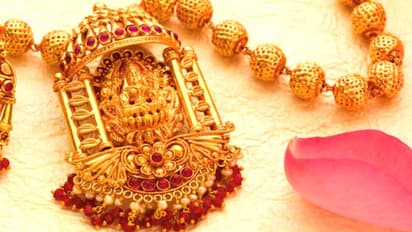 Gold Rate Today : ഇടിവിൽ തുടർന്ന് സ്വർണ്ണവില; കുത്തനെ ഉയർന്ന വില ഇടിഞ്ഞത് ഇന്നലെ 