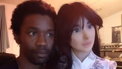 രണ്ട് വർഷമായി പാവയുമായി പ്രണയം, ഏകാന്തത തോന്നാറേയില്ലെന്ന് യുവാവ്